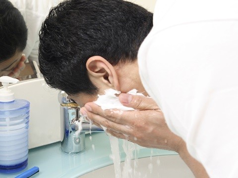 洗顔をしている男性
